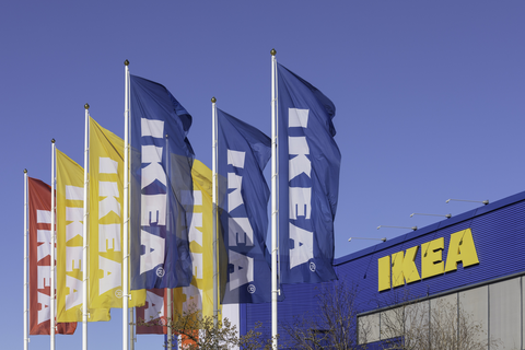 Banderas fuera de la tienda Ikea en Barkarby fuera de Estocolmo, Suecia