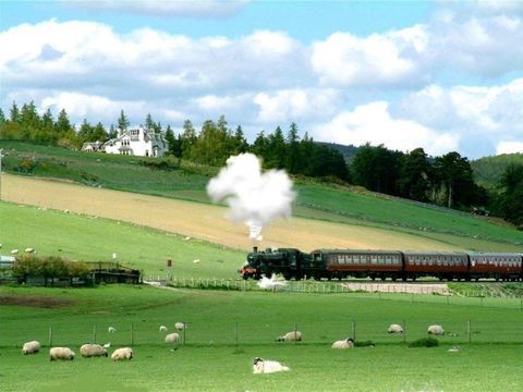 tren en tierras altas escocesas