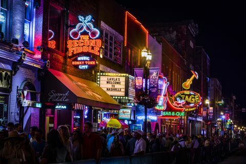 Letreros de neón en Lower Broadway (Nashville) en la noche