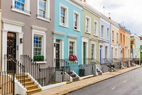 Calle en un distrito residencial con hileras de casas en Londres, Reino Unido