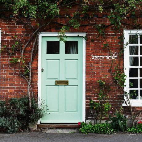 pintura de la puerta delantera puerta verde menta con letrero de número de casa personalizado