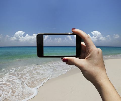 Foto de vacaciones a través del teléfono inteligente de playa y mar