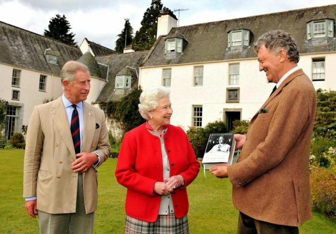 la reina isabel ii y el príncipe carlos en el jardín de birkhall