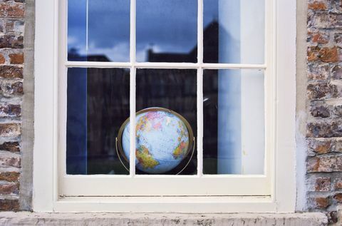 Globo, mapa del mundo, en el alféizar de una ventana