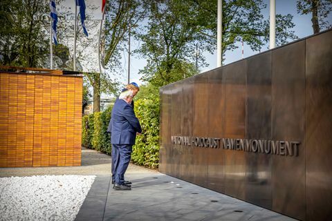 El rey willem alexander de los países bajos abre el monumento nacional del holocausto en amsterdam