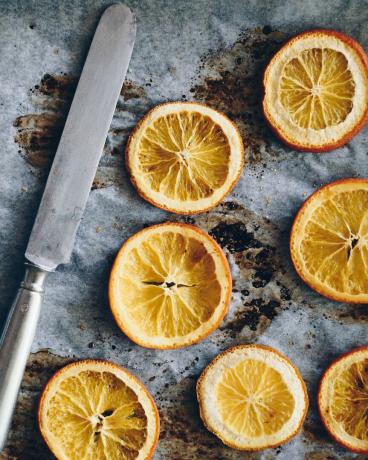 Disparo de fotograma completo de rodajas de naranja secas