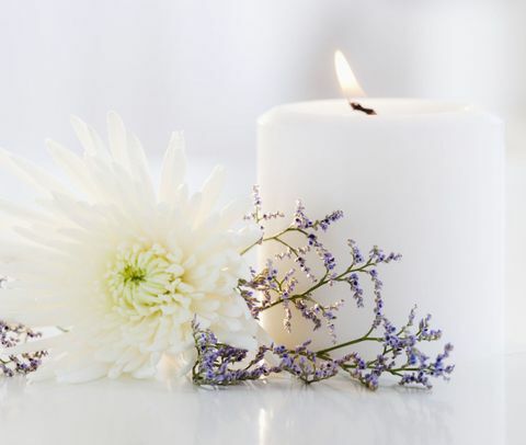 Vela, flor de aster y lavanda