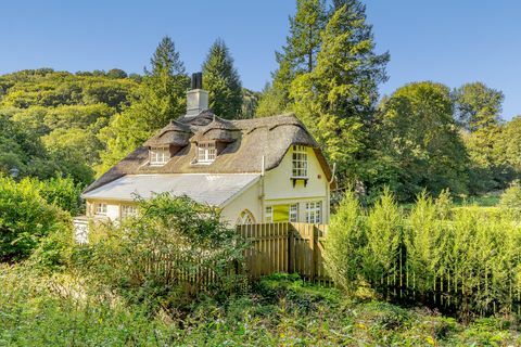 casa de campo con techo de paja en venta en devon