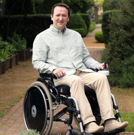 Mark Lane, paisajista y presentador mundial de jardineros, en silla de ruedas en el jardín del museo Geffrye