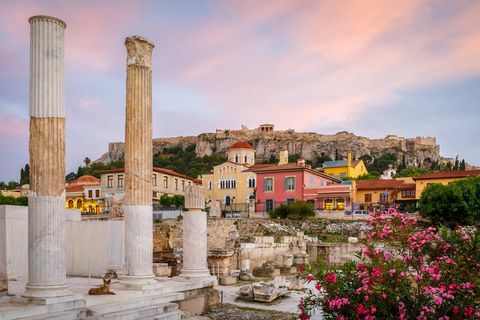 Restos de la Biblioteca y la Acrópolis de Adriano en el casco antiguo de Atenas,