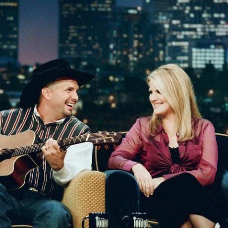 el programa de esta noche con jay leno episodio 1222 en la foto l r invitados musicales garth brooks y trisha yearwood el 11 de septiembre de 1997 foto de margaret nortonnbcu photo banknbcuniversal via getty images via getty imagenes