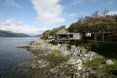 Cape Cove, casa presentada en The Nest de la BBC, filmada en Loch Long, a las afueras de Glasgow