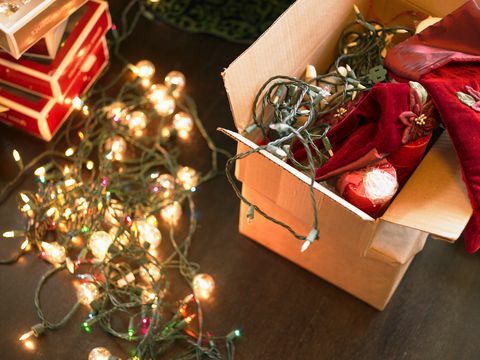luces de navidad en cajas en el piso