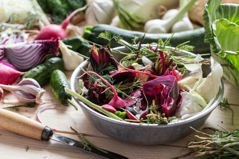 Preparar comida vegana, restos de verduras de cocina desordenada en tazón rural residuos de alimentos listos para compostaje