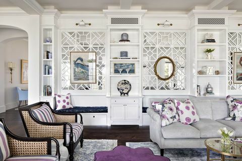 sala de estar, sofá gris, cojines decorativos morados y blancos, armarios de almacenamiento blancos, otomana morada