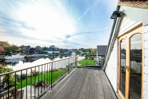 Osiris, Isla de los Faraones, terraza - Thames Ditton Marina Estate Agents