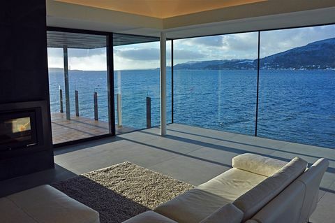 Comedor de planta abierta con vistas al mar.