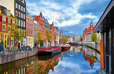 Canal en Amsterdam Países Bajos alberga el río Amstel