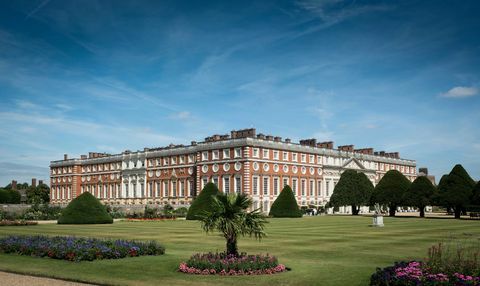 Hampton Court Palace enmarcado por famosos jardines