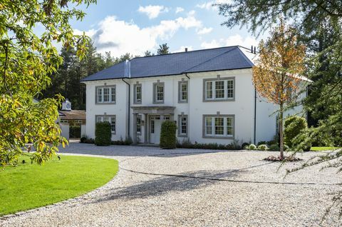 una impresionante casa de inspiración georgiana que está situada detrás del bosque donde se filmó la caída del cielo de james bond en farnham, surrey, acaba de salir al mercado por £ 4 millones