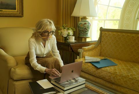 dr jill biden en la edición de agosto de 2021 de vogue, fotografiada por annie leibovitz en la casa blanca