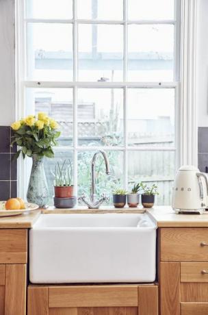 caroline bloor vendió recientemente la casa de su familia a favor de una cabaña tradicional de dos habitaciones en tunbridge wells, kent