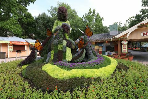 Ambiente de festival de flores y comida en dollywood en pigeon forge, tn, en 62120 © curtis hilbun dollywood