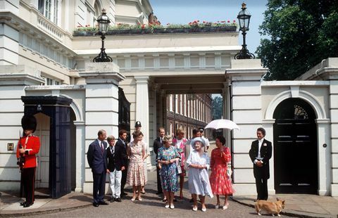 la familia real fuera de clarence house en el 90 cumpleaños de la reina madre