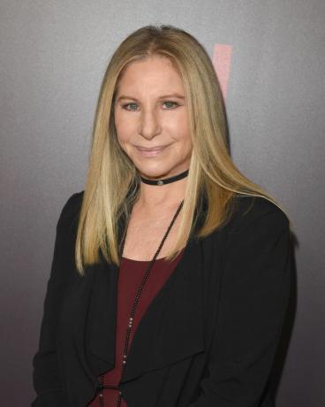 barbra streisand con top rojo, blazer negro y collar