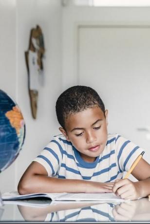 Niño estudiando en la mesa