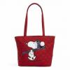 La nueva colección navideña con temática de Snoopy de Vera Bradley llenará tus sueños de maní