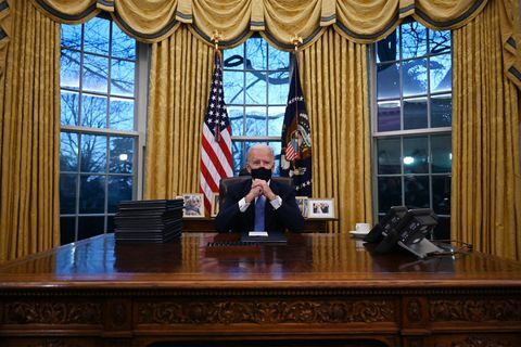 presidente joe biden en la oficina oval el día de la inauguración