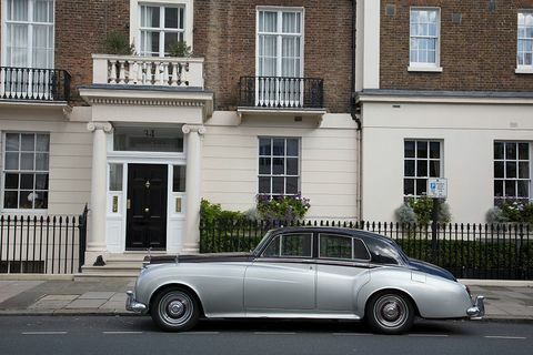 Vintage Rolls Royce Silver Cloud coche estacionado frente a la arquitectura clásica en Belgravia, Londres