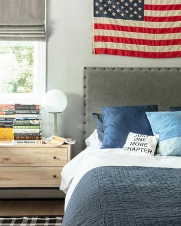 dormitorio de adolescente con bandera americana