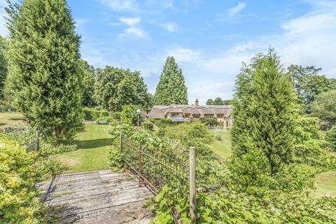 Hermosa casa de época con gloriosos jardines y un estanque para remar está a la venta en East Hampshire