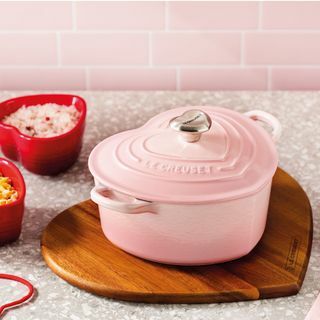 Cazuela de corazón de hierro fundido Le Creuset