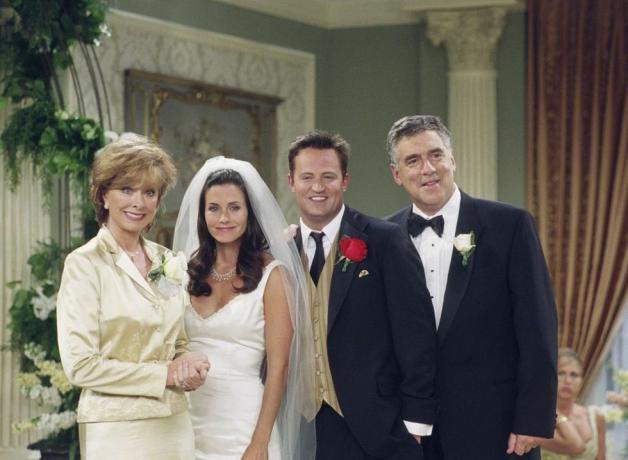 amigos el de la boda de monica y chandler episodio 24 transmitido 5172001 en la foto lr christina pickles como judy geller, Courteney Cox como Monica Geller Bing, Matthew Perry como Chandler Bing, Elliott Gould como Jack Geller foto de danny feldnbcu foto banco