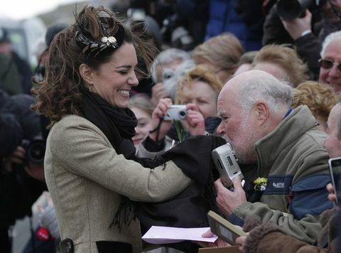 Kate Middleton tiene su mano besada por un fanático real