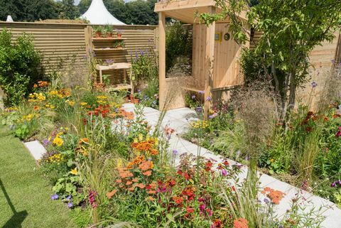 The BBC North West Tonight Sunshine Garden - En memoria de Dianne Oxberry. Diseñado por Lee Burkhill ëThe Garden Ninjaí. Patrocinado por BBC North West Tonight. Característica jardín. RHS Flower Show Tatton Park 2019. Stand no. 310