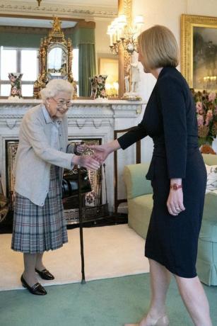 la reina isabel ii y el nuevo líder del partido conservador y la primera ministra electa de gran bretaña liz truss se reúnen en el castillo de balmoral