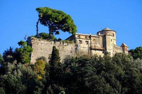 castillo en una colina