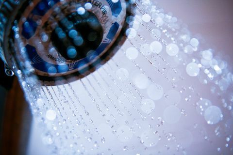 Ducha de agua corriente en el baño