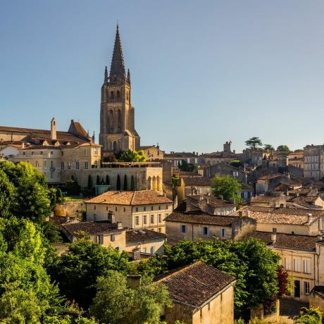 Iglesia monolítica de Saint-Emilion y casco antiguo. Burdeos, Francia