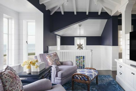 rellano de escalera, sala multimedia, gabinetes de almacenamiento blancos, sillones de color púrpura claro, alfombra azul
