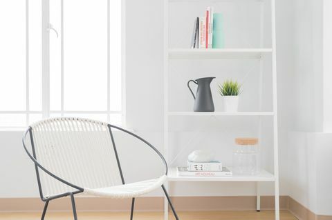 Decoración minimalista: interior blanco y estante de almacenamiento