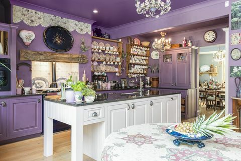 Cocina lila con isla de cocina grande