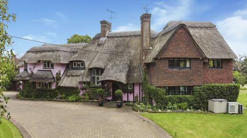 cabaña con techo de paja rosa en venta en hertfordshire