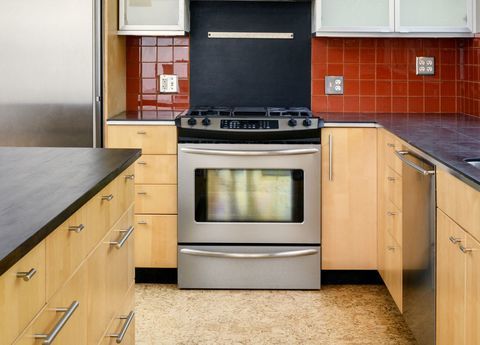 Horno, encimera y gabinetes en cocina moderna.