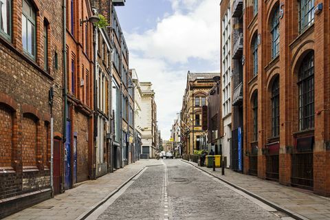 Antigua calle con edificios de pared de ladrillo en el centro de Liverpool, Inglaterra, Reino Unido.