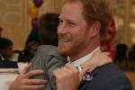 Adorable niño desafía la discapacidad para abrazar al Príncipe Harry